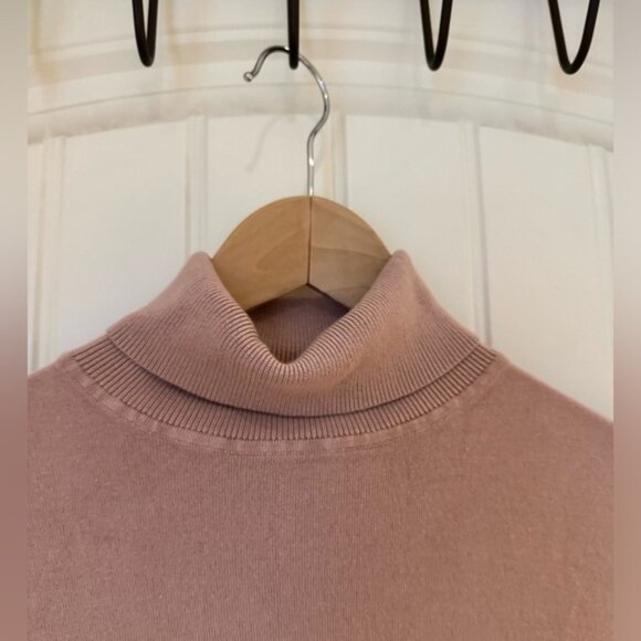 Simons Contemporaine blh pink oversized turtleneck sweater. Size M - Picture 2 of 6